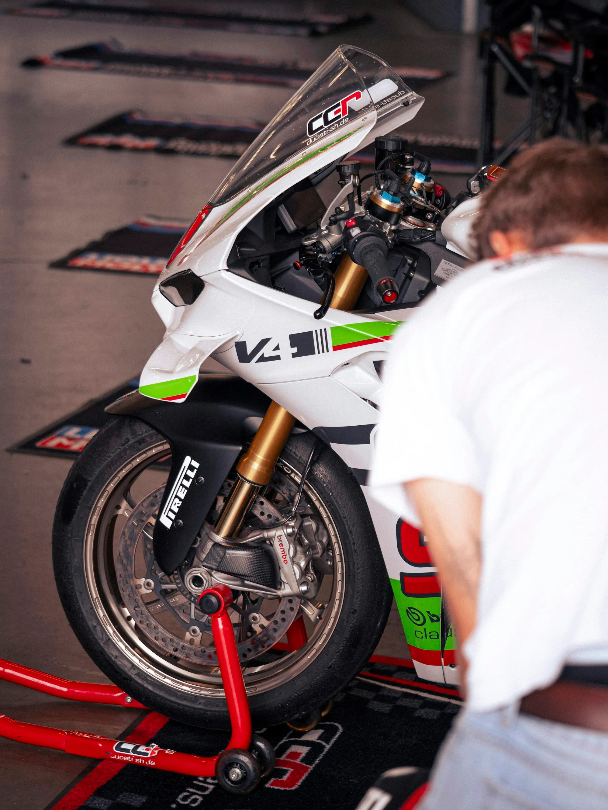 Servis alanında motosiklet üzerinde çalışan teknisyen