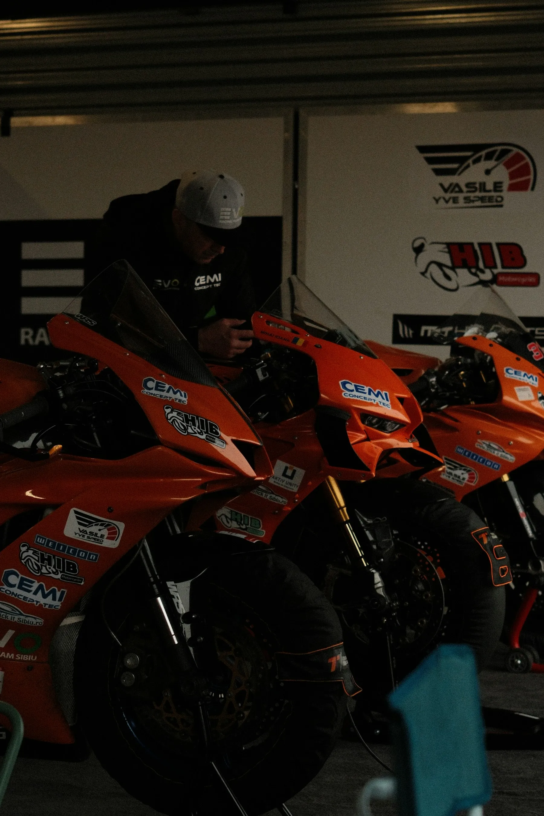 Garajda motosikletlerin bakımıyla ilgilenen ekip